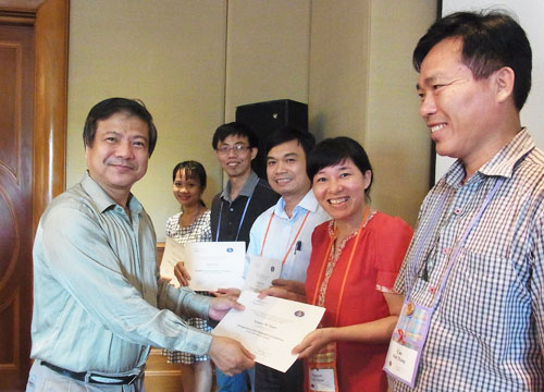 Dr.-Kinh-handed-certificates-to-participants.JPG